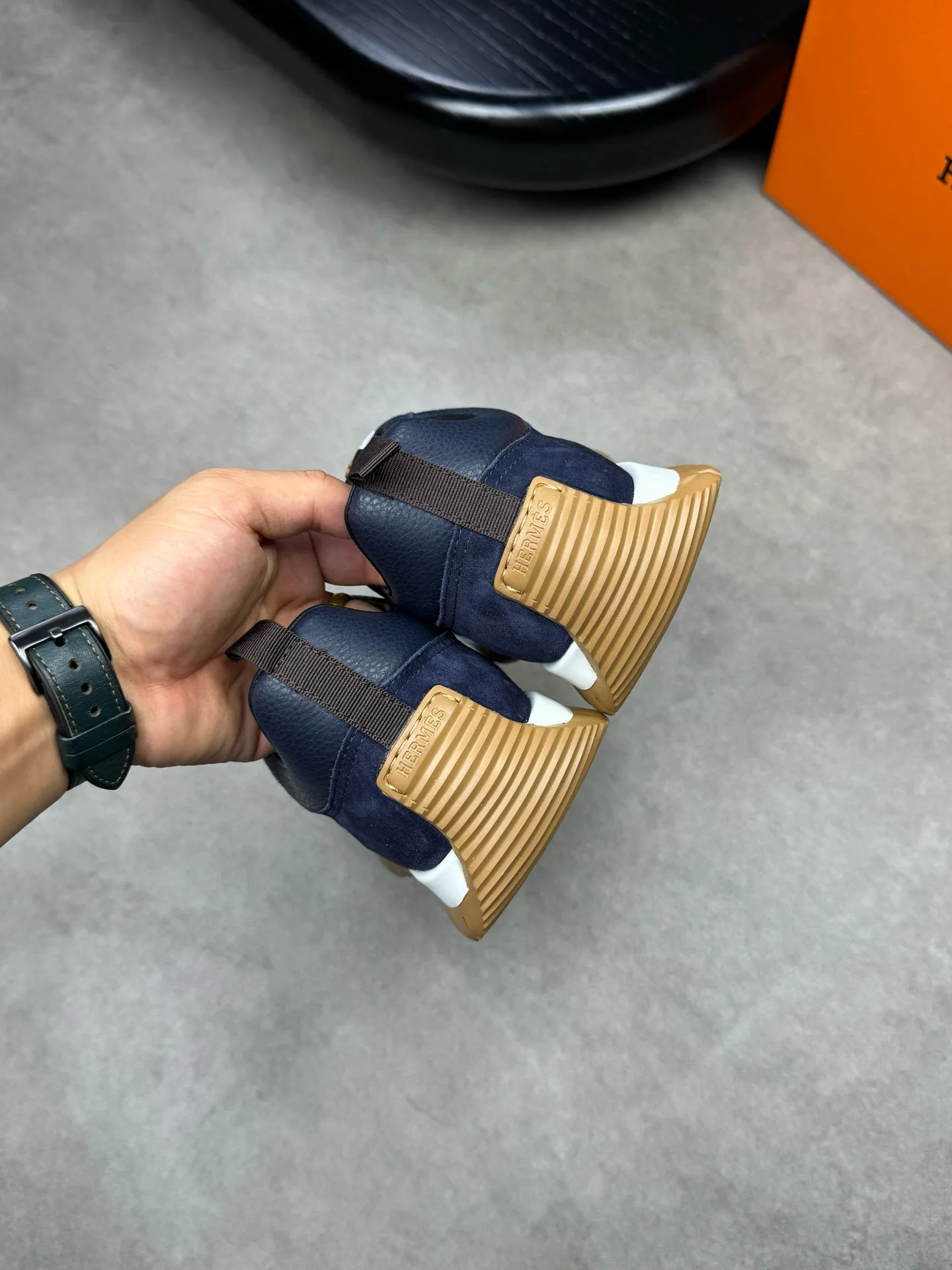 [HERMES] Hermes men's shoes 💰: 800💰 - High-end quality original items 🔍🔍🔍 casual sports shoes - Upper: 🔝 pebbled calfskin, suede calfskin, shoe body forged ´H´ totem, tongue webbing injection molded brand logo - Lining: brand canvas, foot pads; water-dyed cowhide -Outsole: Ultra-light T men's shoes 💰U foam; two-color molded outsole -Ultra-high quality control and fine workmanship: highlighted (high-end, extravagance, grade) -Size: 38-44 (45, can be customized)